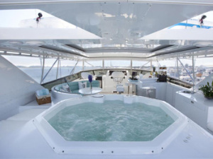 Charter USVI jacuzzi-on-deck